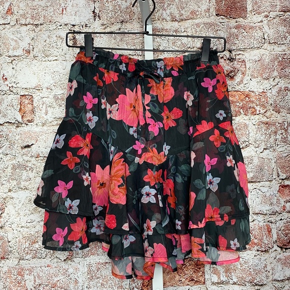 Womenʻs Black Floral Flirty Skort Size Small - Picture 1 of 6